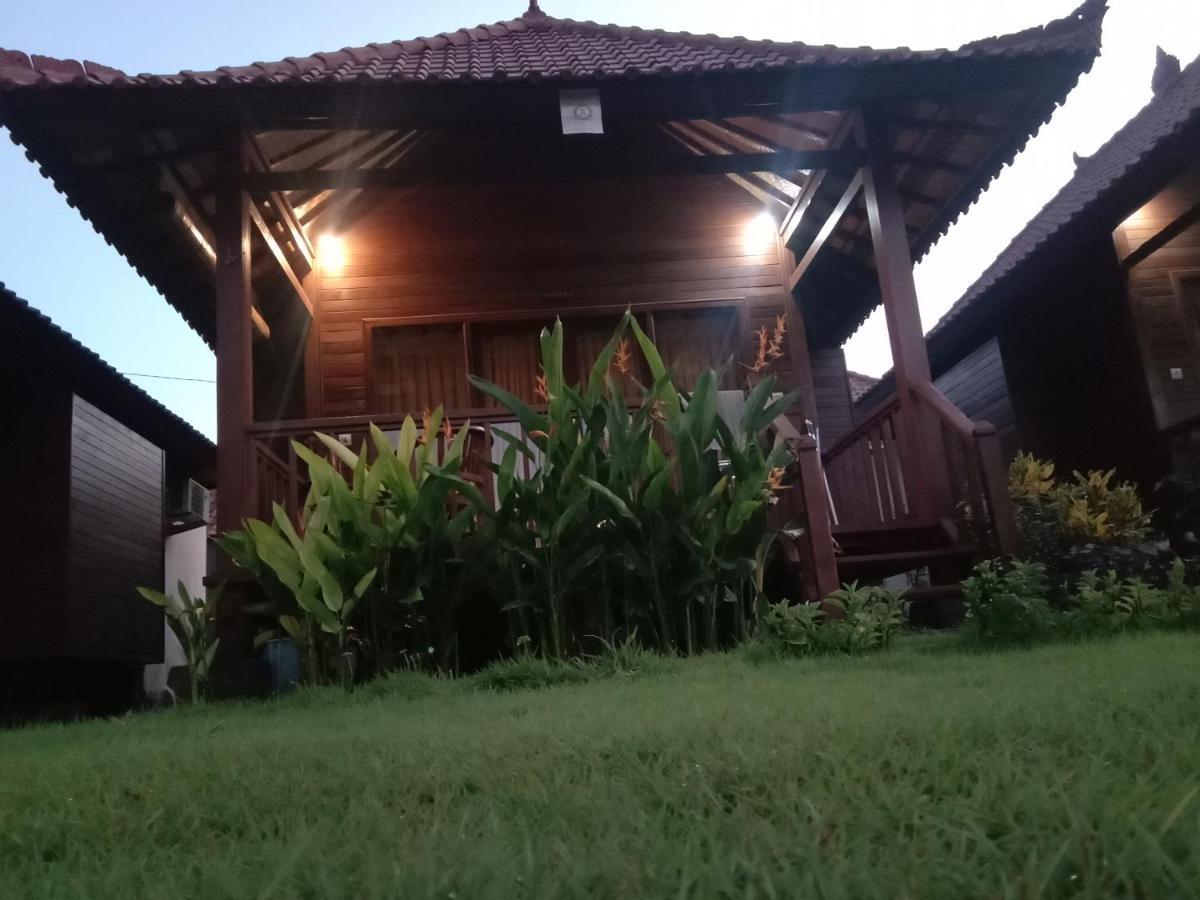 Svaha Nusa Guest House Lembongan Esterno foto